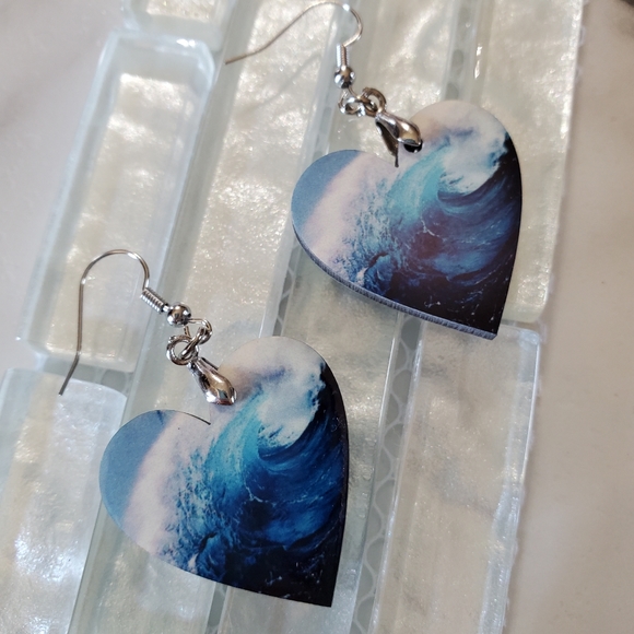 Ocean Wave Heart Shape Earrings - Picture 6 of 7